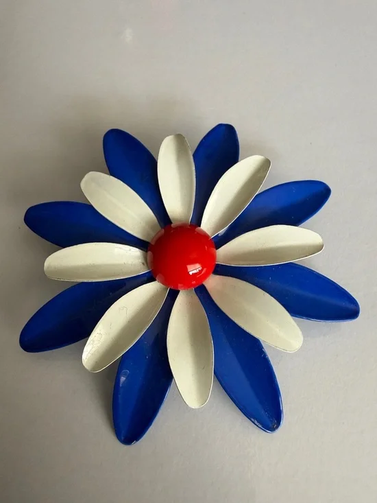 Vintage Blue White and Red Metal Flower Brooch - Picture 5 of 7